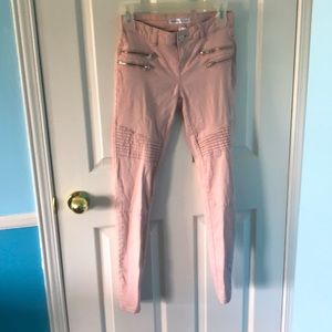 Urban heritage jeans. Skinny fit with some stretch. Zipper pockets for design